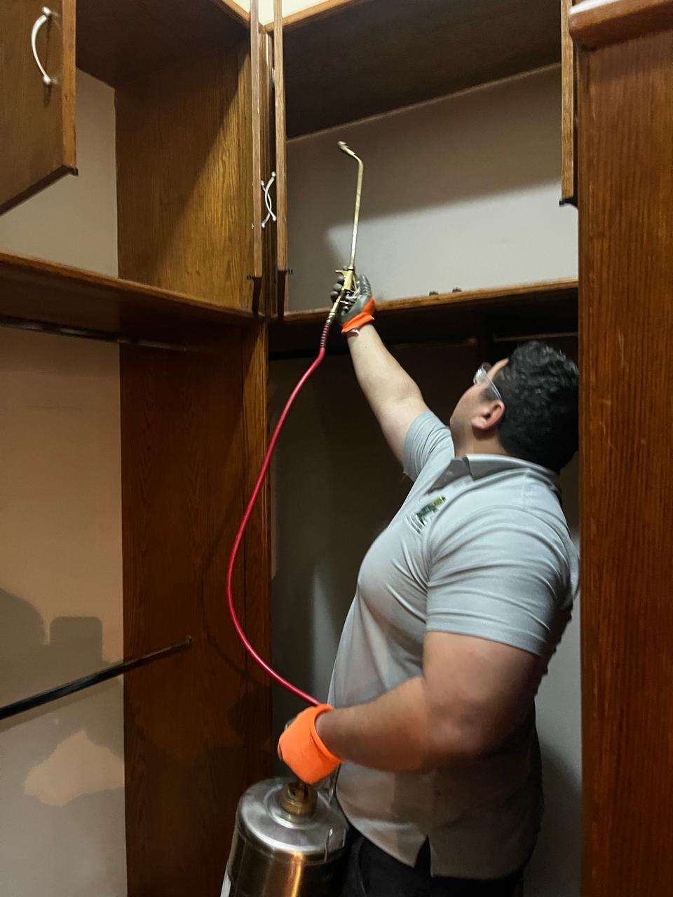 Fumigación de closet en casa habitación
