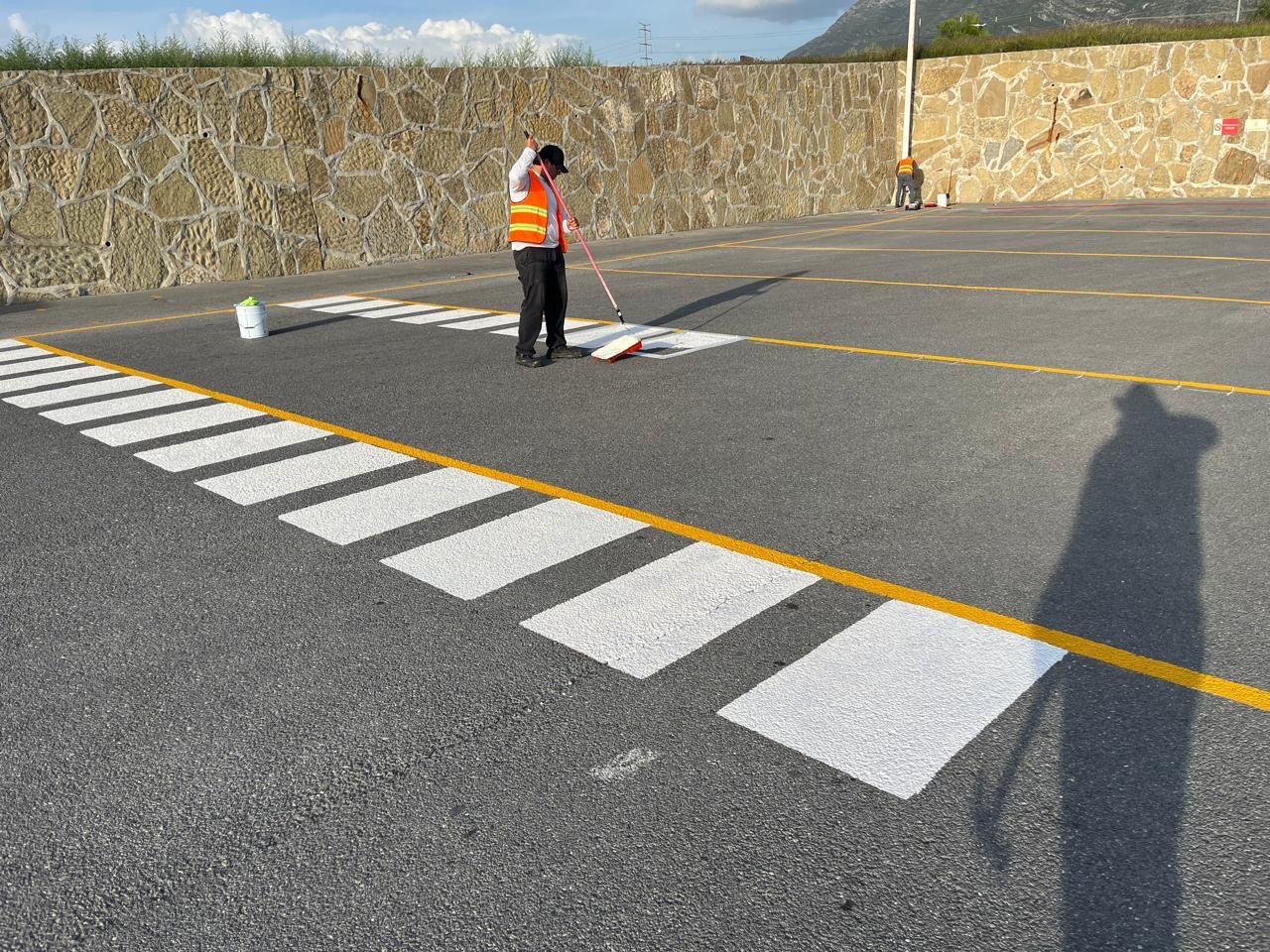 Pintura y señalización en áreas de estacionamiento y exterior de planta