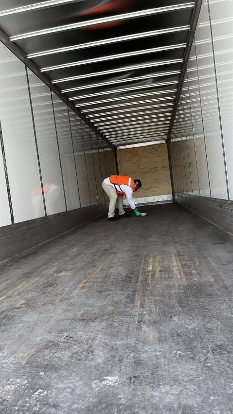 Técnico preparando el tratamiento dentro de una caja seca de 53 ft